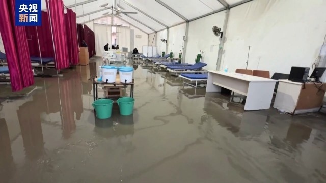 加沙民众新年困境：大雨泥水中排队打水，帐篷营地污水横流，生存环境恶化  第5张