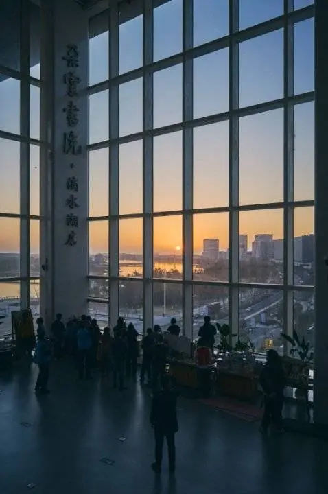 2025年第一缕阳光下的阅读盛宴：朵云书院•滴水湖店迎接新年的独特方式  第3张