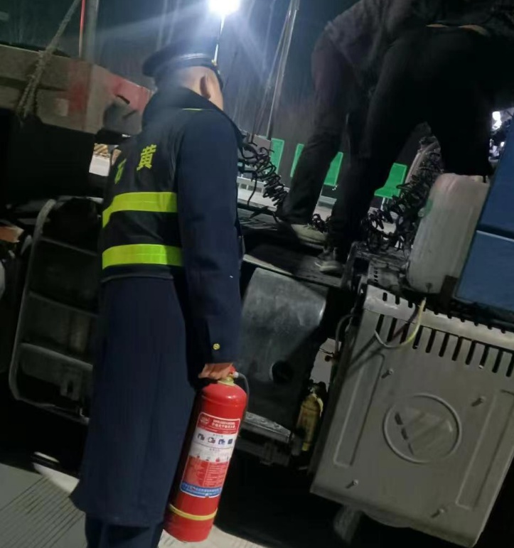 暖心救援频现！石黄分公司收费员用行动为司乘保驾护航，关键时刻显身手  第2张