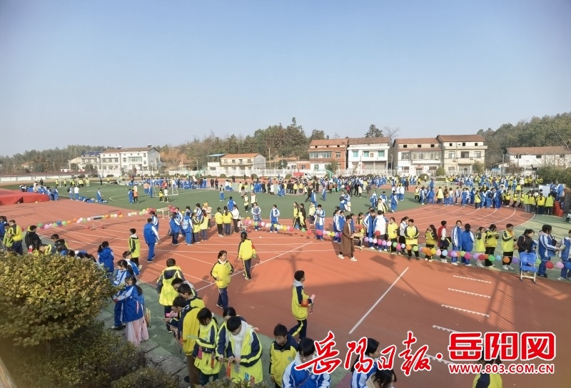岳阳市外国语学校与西塘中学携手举办校园文化艺术节，1500多份爱心捐赠温暖人心  第4张