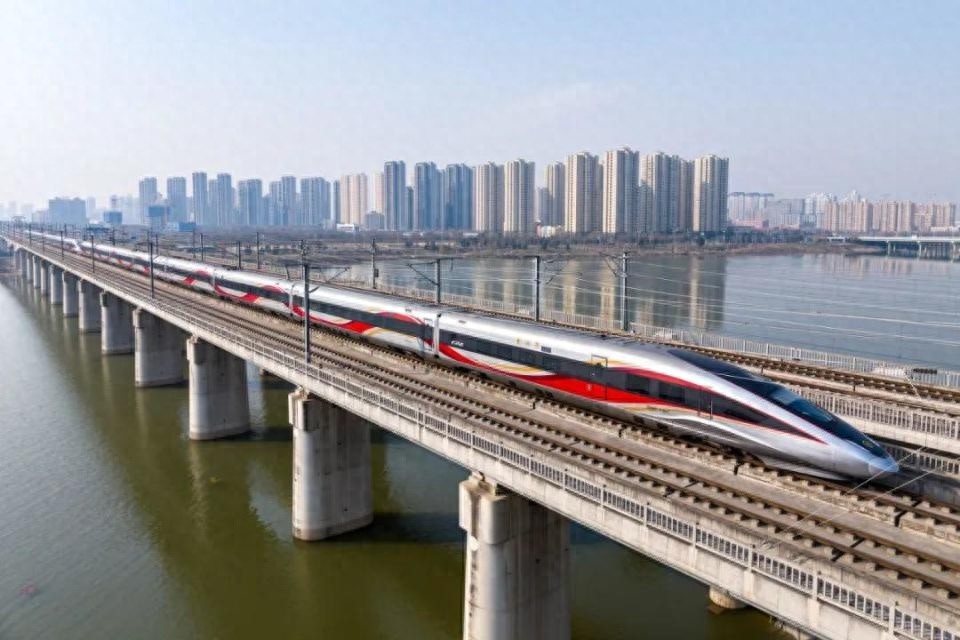 2025年元旦，G2025次新年列车带你开启新征程，沿途15站美景尽收眼底