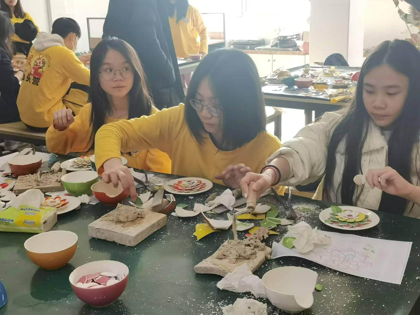 海外华裔青少年亲身体验百年非遗大寮嵌瓷，感受潮汕文化独特魅力  第3张