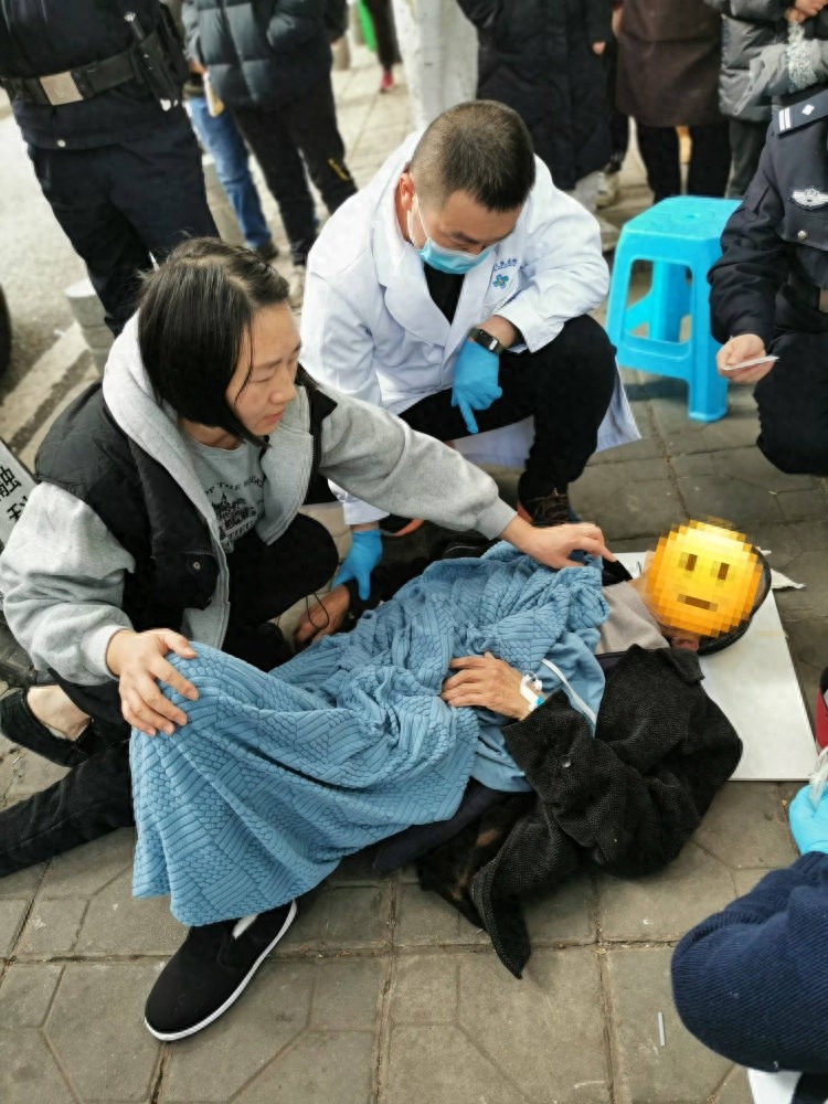 关键时刻，她挺身而出！重庆街头老人昏迷，这位护士的举动让人感动