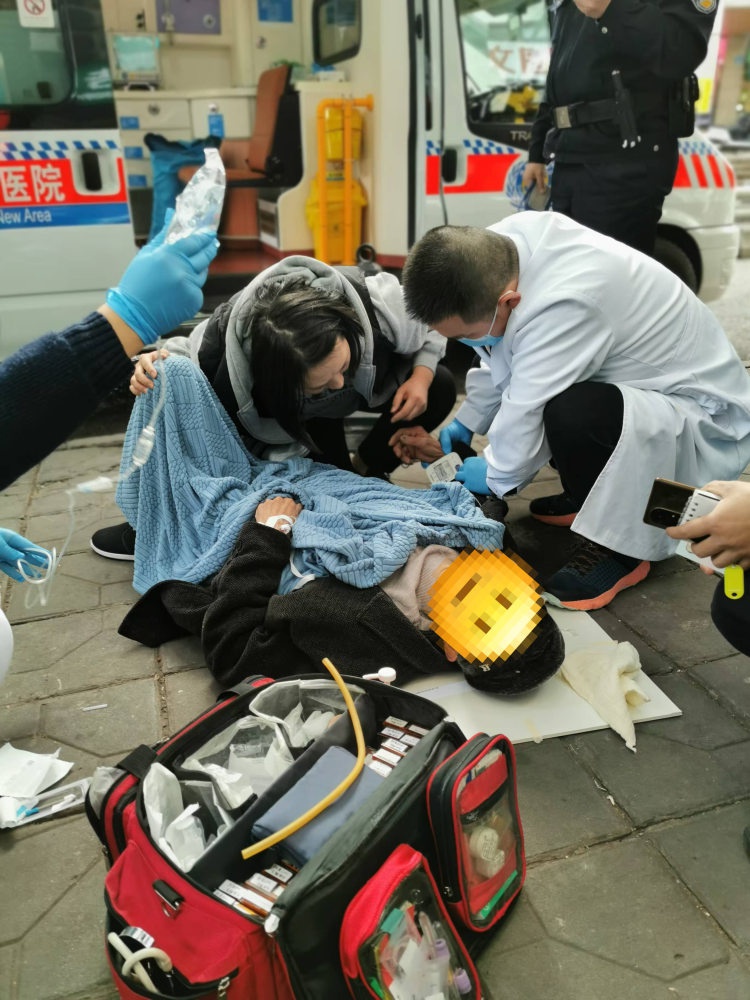 关键时刻，她挺身而出！重庆街头老人昏迷，这位护士的举动让人感动  第2张