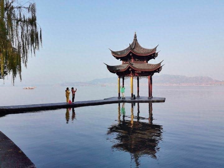 新年伊始，杭州天气晴暖如春，但轻雾与霾交替，空气质量堪忧