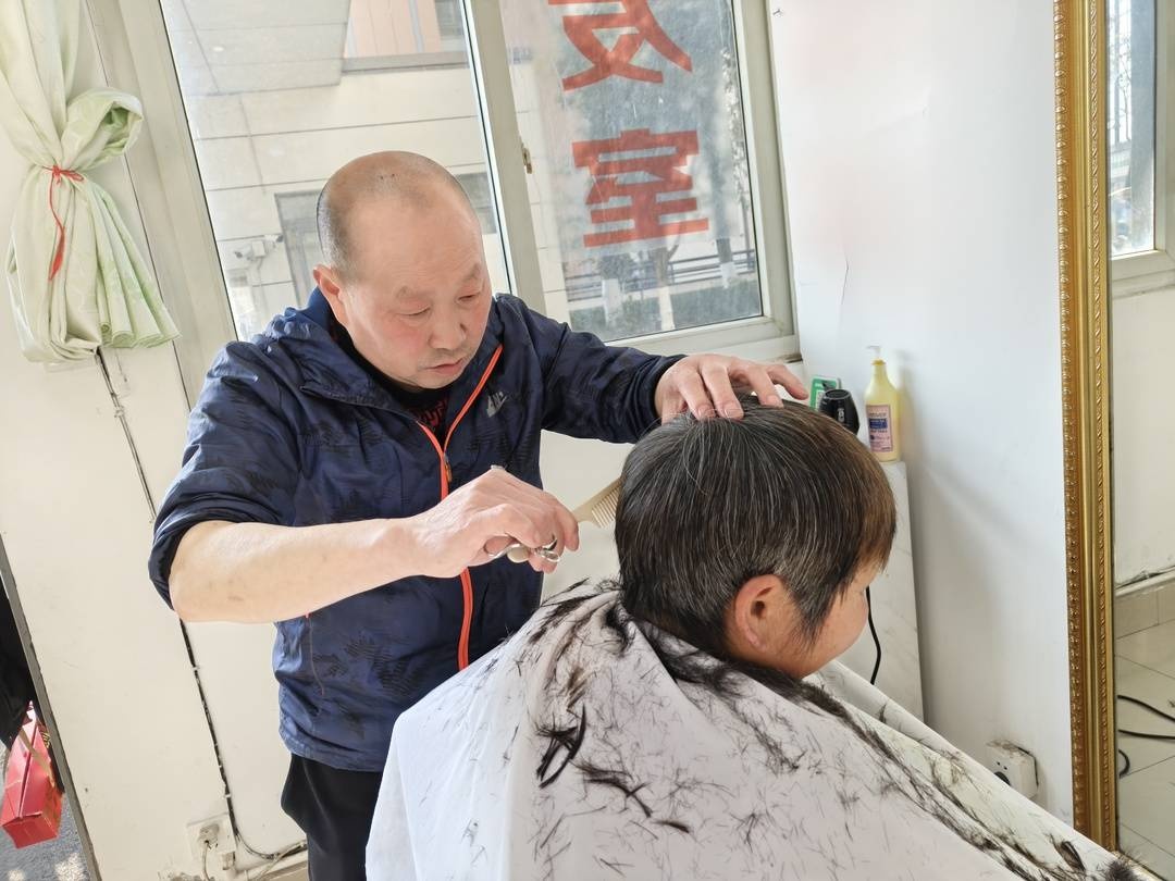 忙碌的快递员们，你们有多久没好好理发了？成都高新区这场活动暖心了  第2张