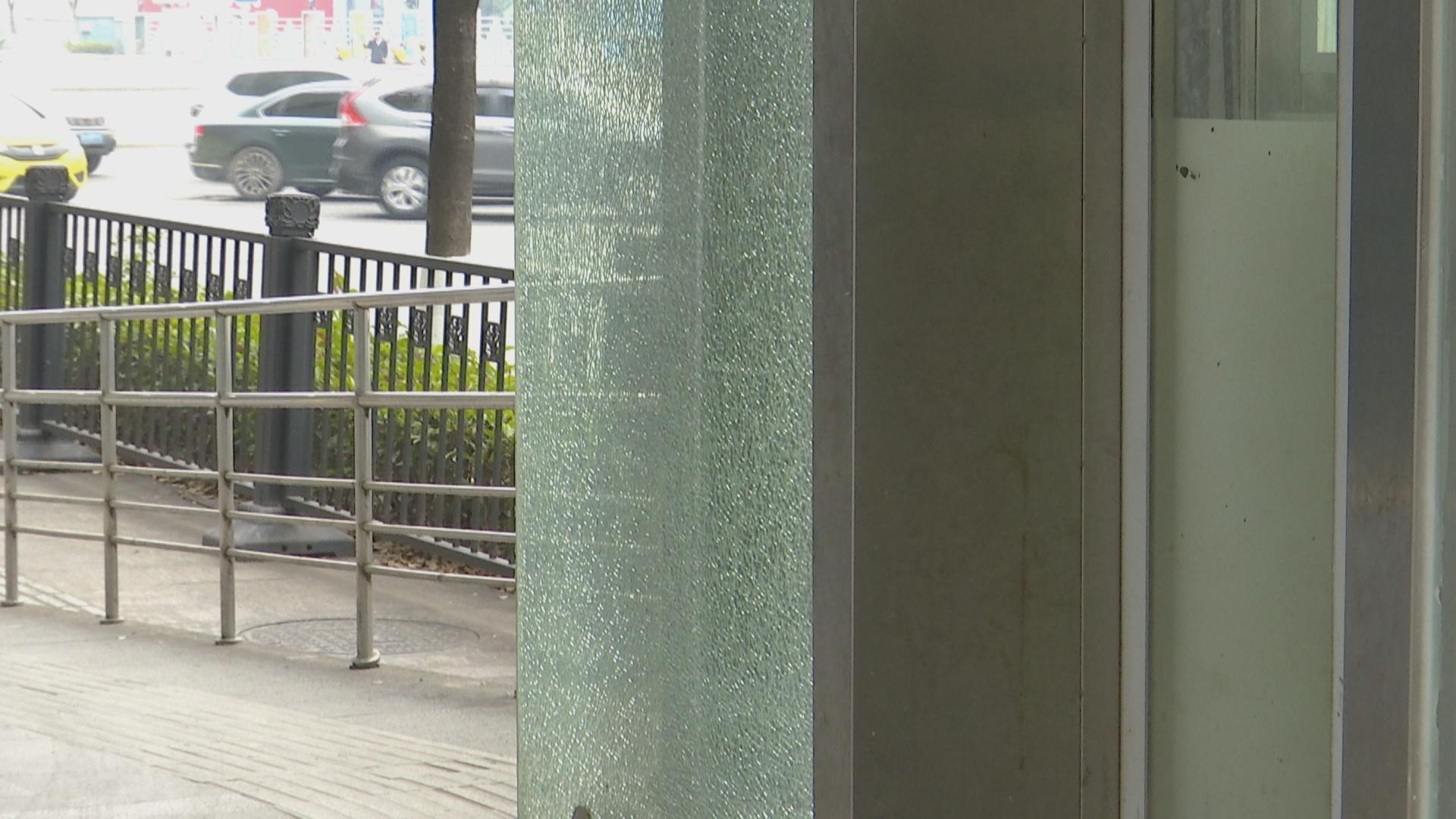 贵阳花溪大道升降梯玻璃爆裂，市民安全谁来保障？  第2张