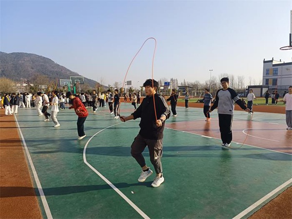 天柱山镇中心学校如何通过体育测试迎接新年？九年级学生展现惊人活力  第2张