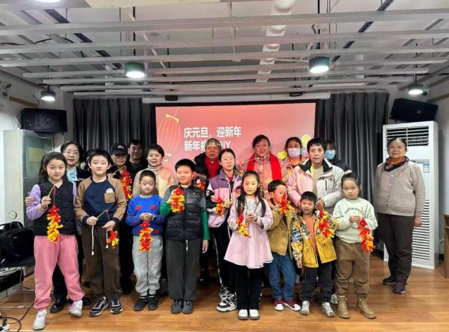 手作福挂迎新春，17组家庭齐聚绿地新城社区，你也能参与吗？  第2张