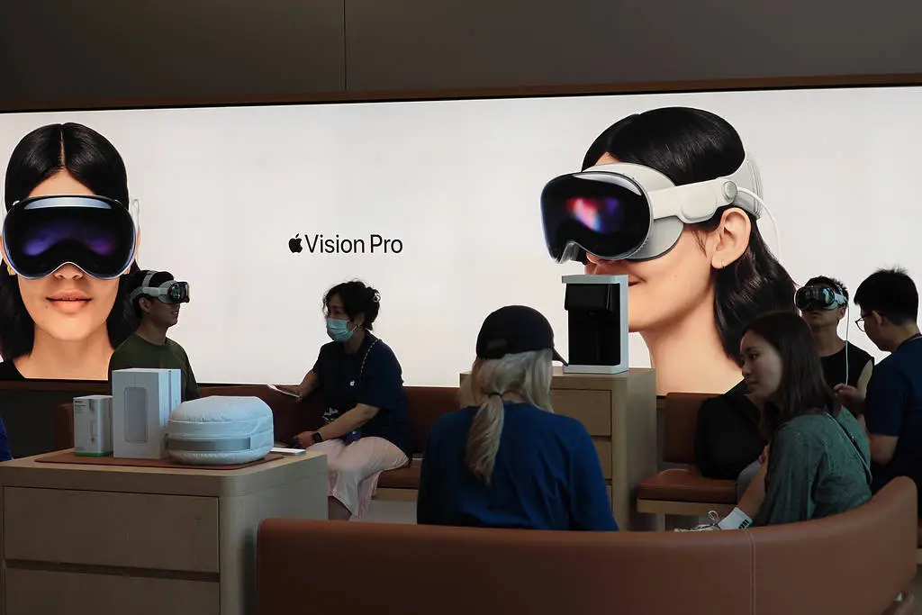 苹果Vision Pro高价入局AI竞赛，2025年库克能否扭转乾坤？