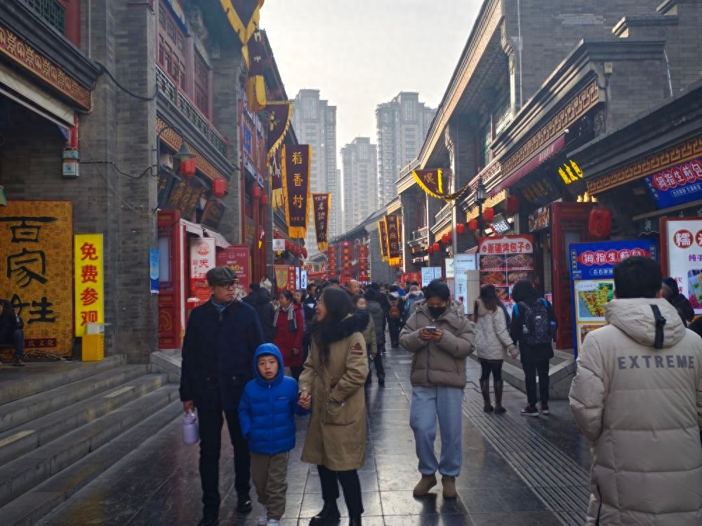 天津古文化街：老字号如何焕发新生？探秘果仁张的创新之路