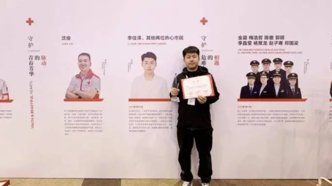 外卖小哥变身急救英雄！你猜他救的是谁？  第1张