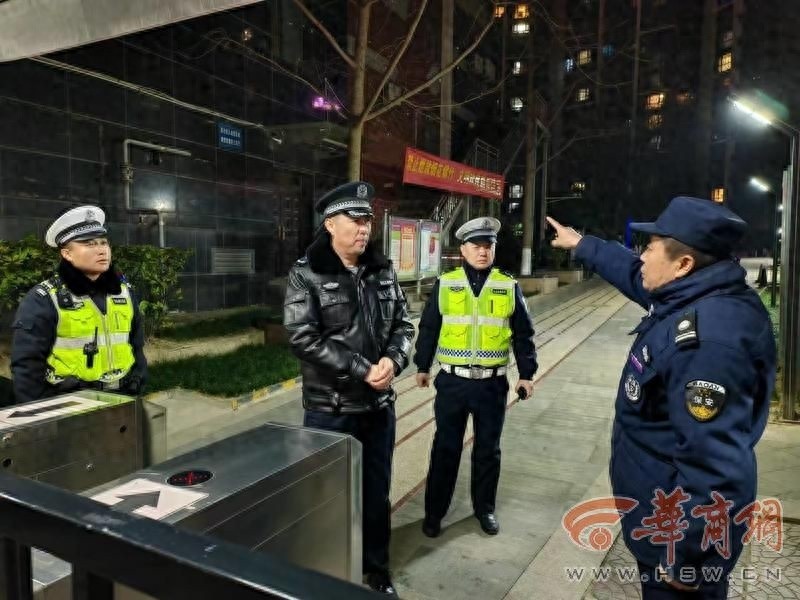 西安建工路公交站牌被占道停车，乘客安全谁来保障？交警回应来了  第1张