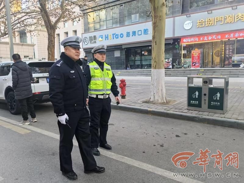 西安建工路公交站牌被占道停车，乘客安全谁来保障？交警回应来了  第2张