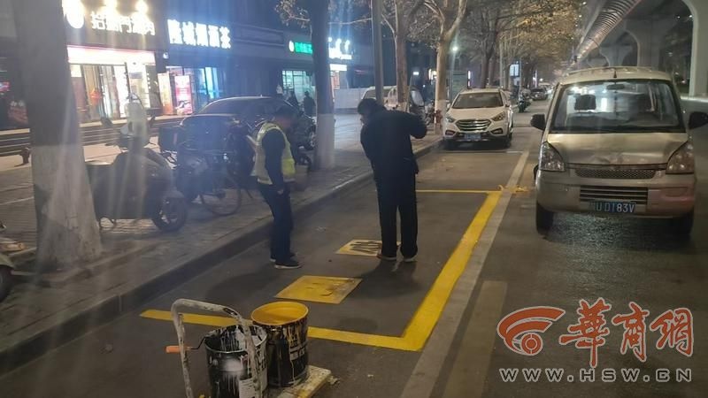 西安建工路公交站牌被占道停车，乘客安全谁来保障？交警回应来了  第3张