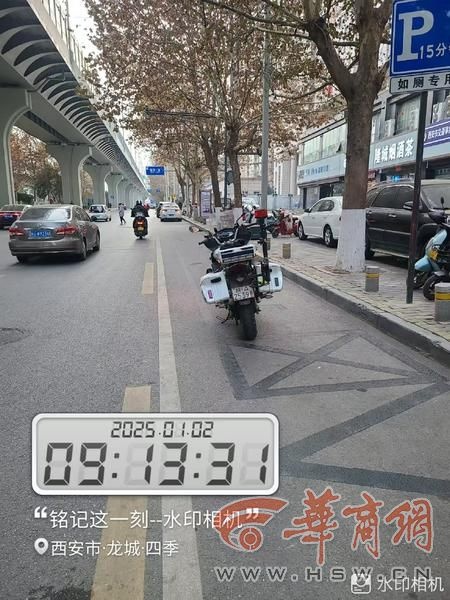 西安建工路公交站牌被占道停车，乘客安全谁来保障？交警回应来了  第4张