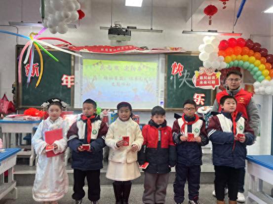 2024元旦惊喜！逸夫小学与女山路社区联袂打造‘逸’起抽盲盒，孩子们的欢乐盛宴
