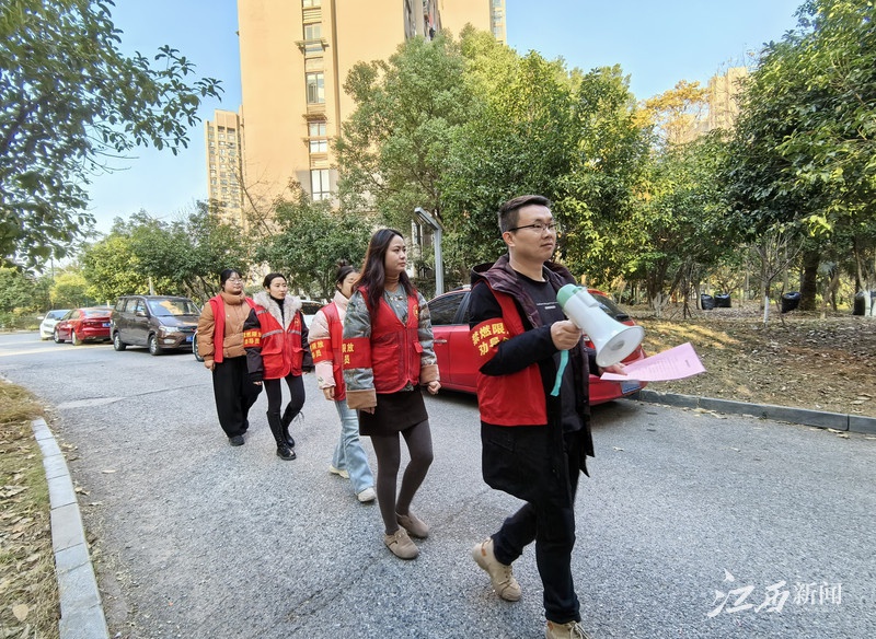 信州区东市街道茶圣中路社区如何确保居民安全度过佳节？禁燃限放烟花爆竹宣传活动大揭秘  第2张
