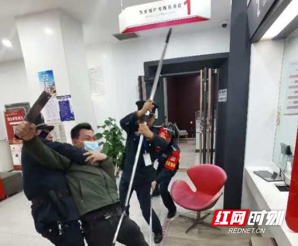 突发！工行常德分行遭遇持刀劫持，员工如何化险为夷？  第2张