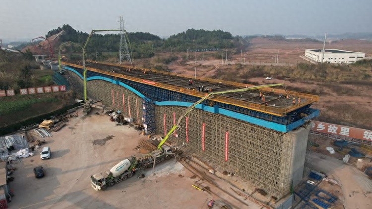 成渝中线铁路6标跨文峰大道特大桥连续梁浇筑完成，为何这是全线最大突破？  第1张