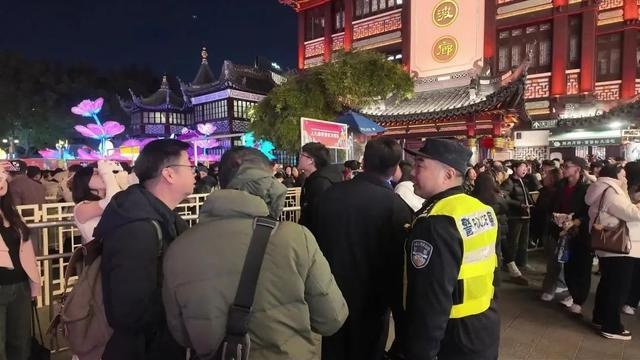 2025豫园灯会亮灯盛况空前！你准备好迎接这场视觉盛宴了吗？  第4张