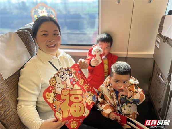 2025年元旦高铁上的狂欢！你猜谁赢得了第一个福袋？  第2张
