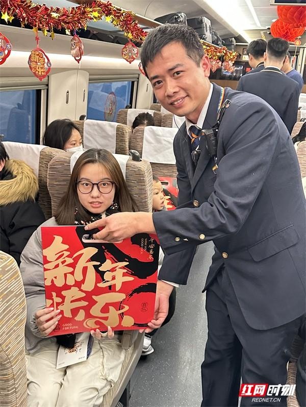 2025年元旦高铁上的狂欢！你猜谁赢得了第一个福袋？  第6张