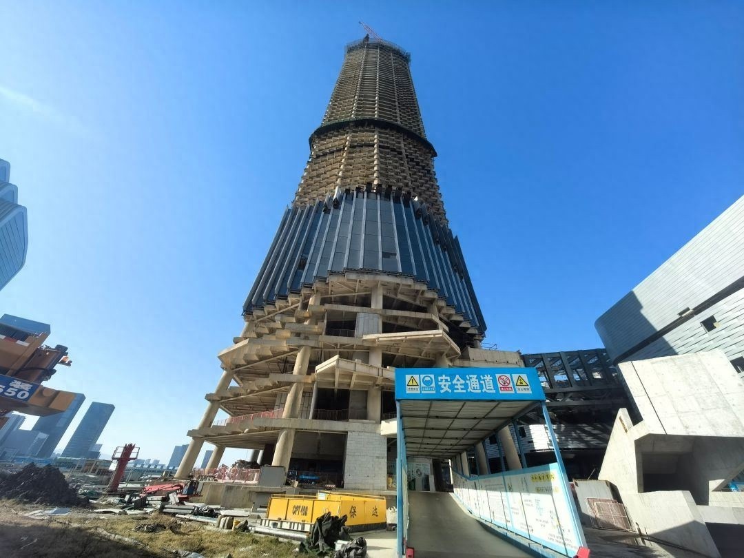 800公斤玻璃幕墙如何在高空精准安装？揭秘湖州南太湖CBD的施工奇迹