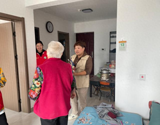 社区网格员如何让高龄独居老人感受到冬日温暖？暖心行动大揭秘