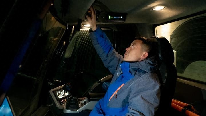 夜晚的雪道为何如此完美？揭秘压雪技师许岩的幕后工作
