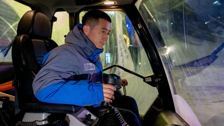 夜晚的雪道为何如此完美？揭秘压雪技师许岩的幕后工作  第4张