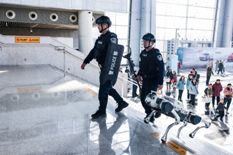 警用机器狗现身西安车展，未来公共安全已触手可及？