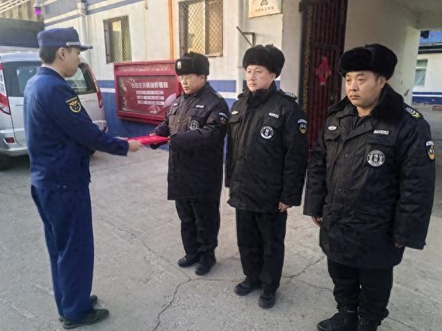 电动自行车突发火灾，三名巡防队员如何化险为夷？