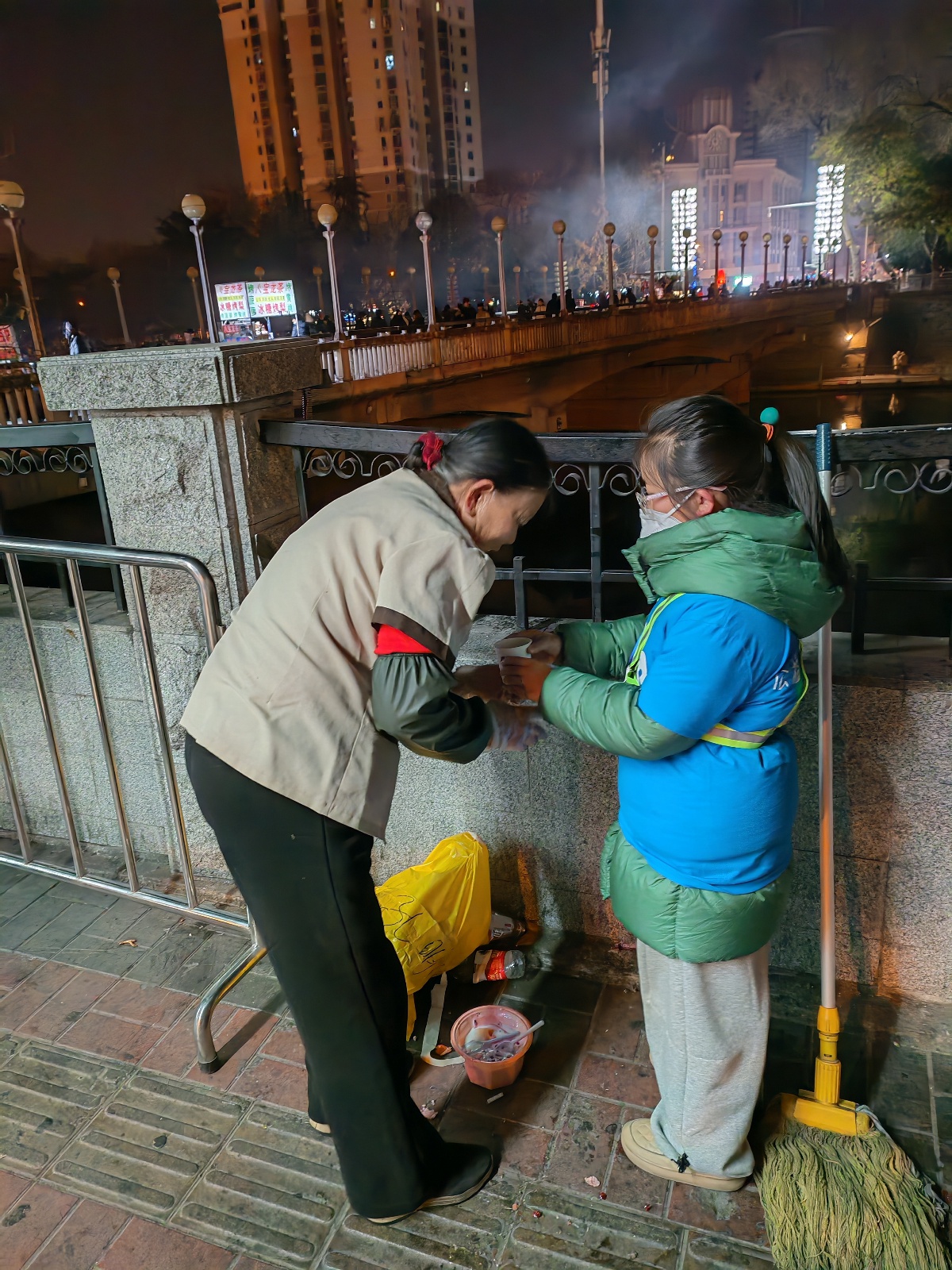 新年第一天，他们为何凌晨4点就出门？揭秘城市温暖日的感人瞬间  第2张