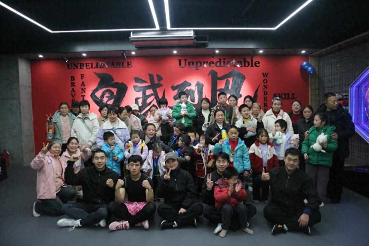 亲子运动会上的温馨瞬间，你见过孩子们如此快乐的笑容吗？