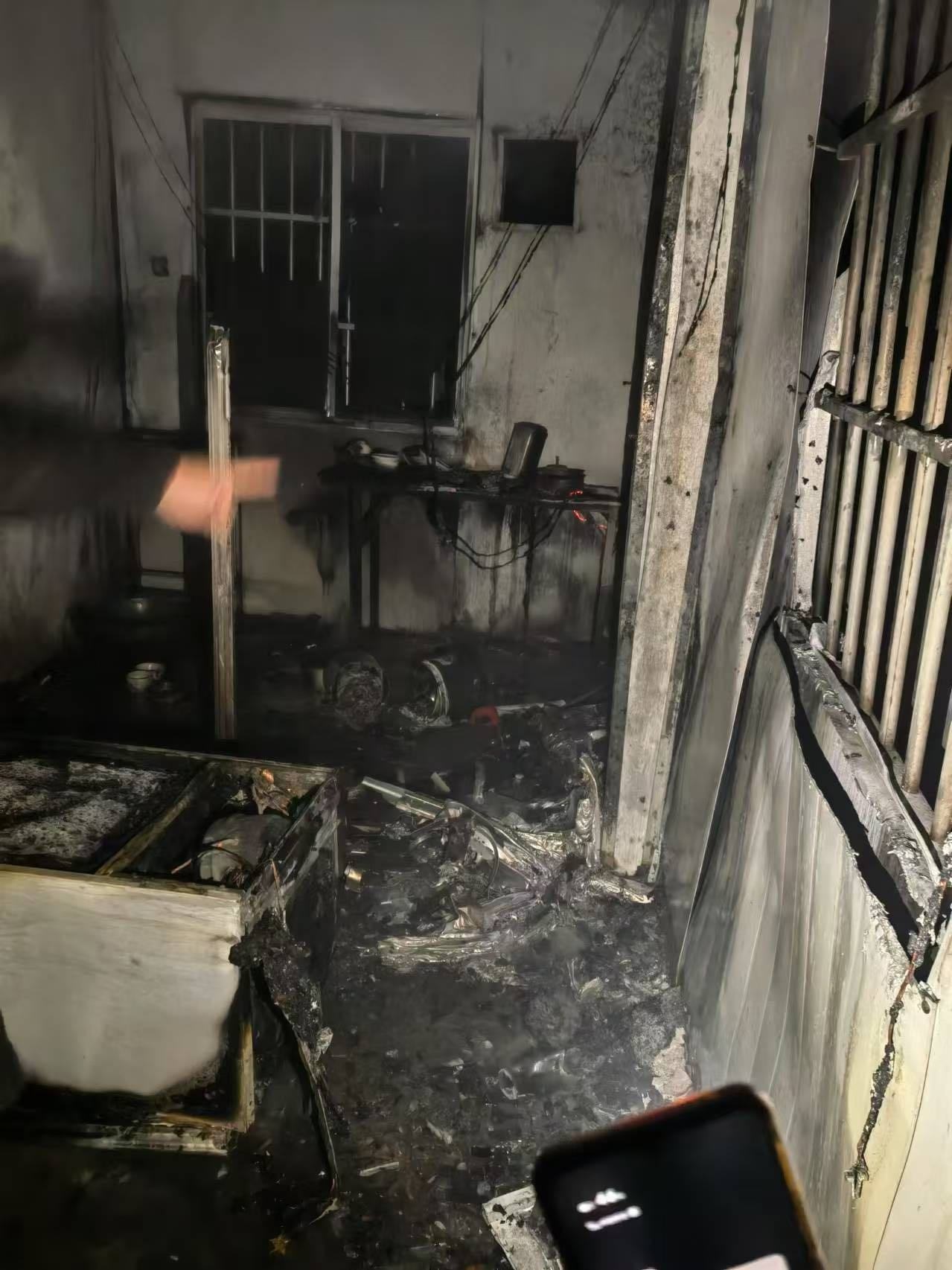 68岁老人三次冲入火场救出失明邻居，远亲不如近邻的感人故事  第2张
