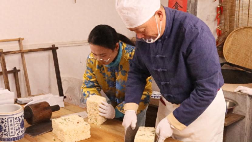他为何不顾妻子反对，变卖机器只为还原记忆中的冻米糖味道？  第1张