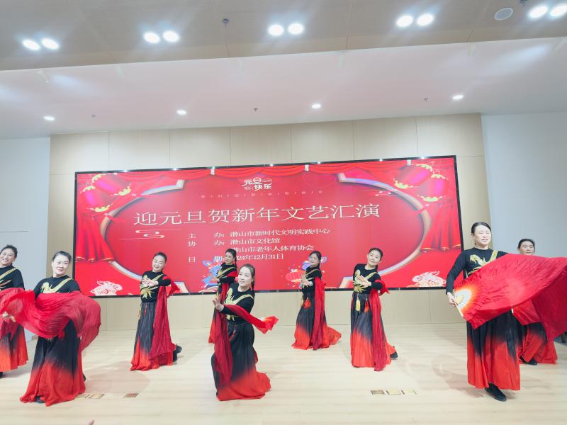 50岁阿姨们的灯笼舞为何引爆全场？揭秘2024年最震撼的跨年盛宴  第2张