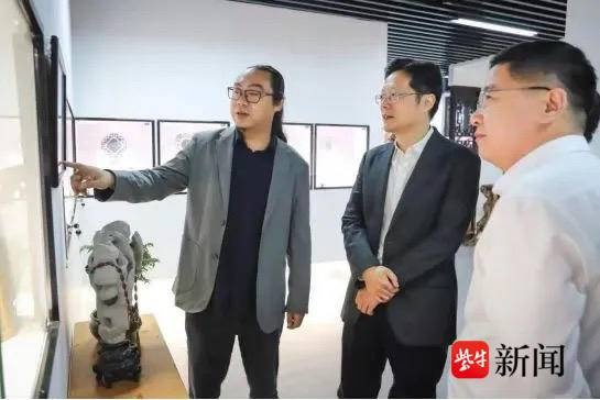 如何在橄榄核上雕刻出三国演义英雄？揭秘苏州核雕大师周春毅的传奇技艺  第2张