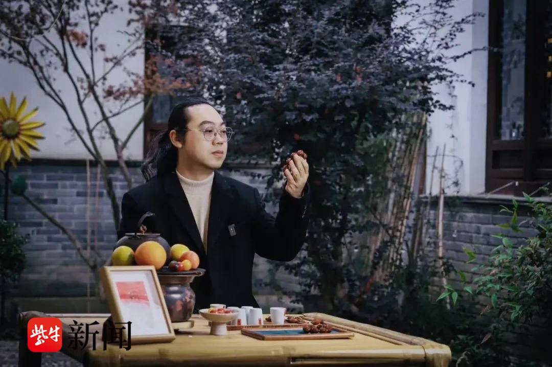如何在橄榄核上雕刻出三国演义英雄？揭秘苏州核雕大师周春毅的传奇技艺  第5张
