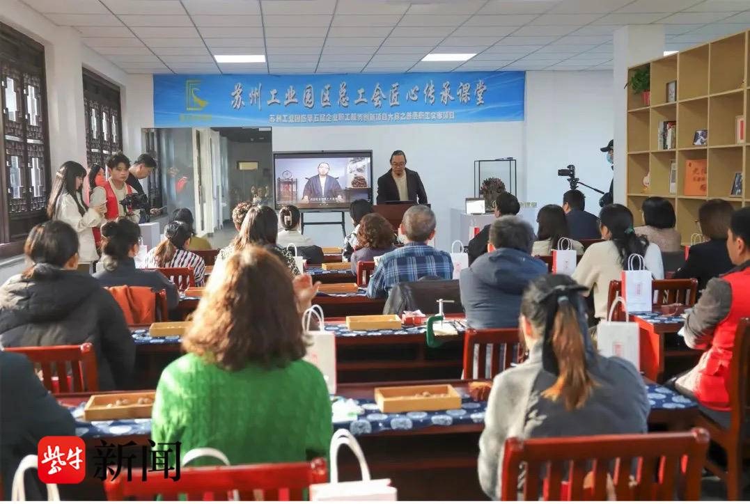 如何在橄榄核上雕刻出三国演义英雄？揭秘苏州核雕大师周春毅的传奇技艺  第6张