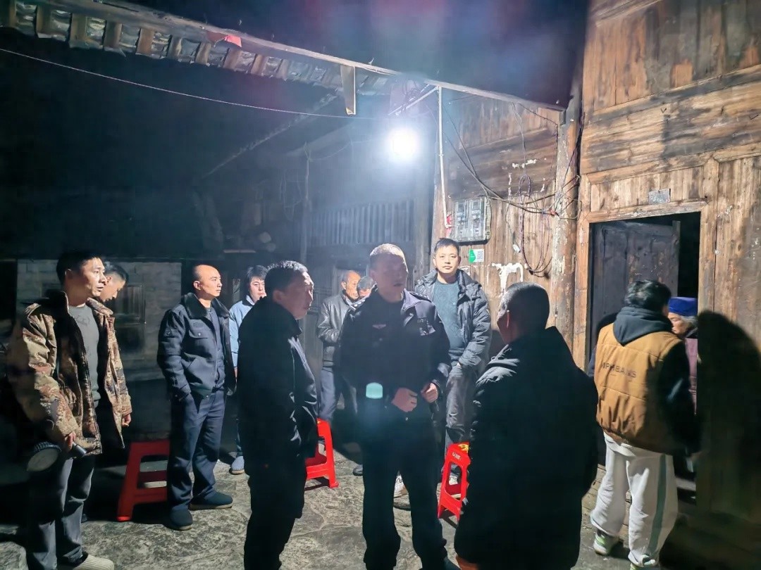 七旬老人雨中走失，民警争分夺秒搜寻！他们能否在寒夜中找到他？