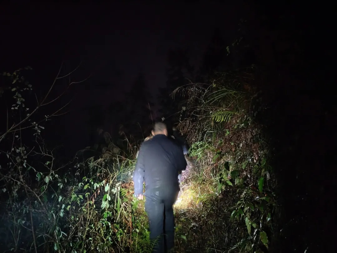 七旬老人雨中走失，民警争分夺秒搜寻！他们能否在寒夜中找到他？  第2张