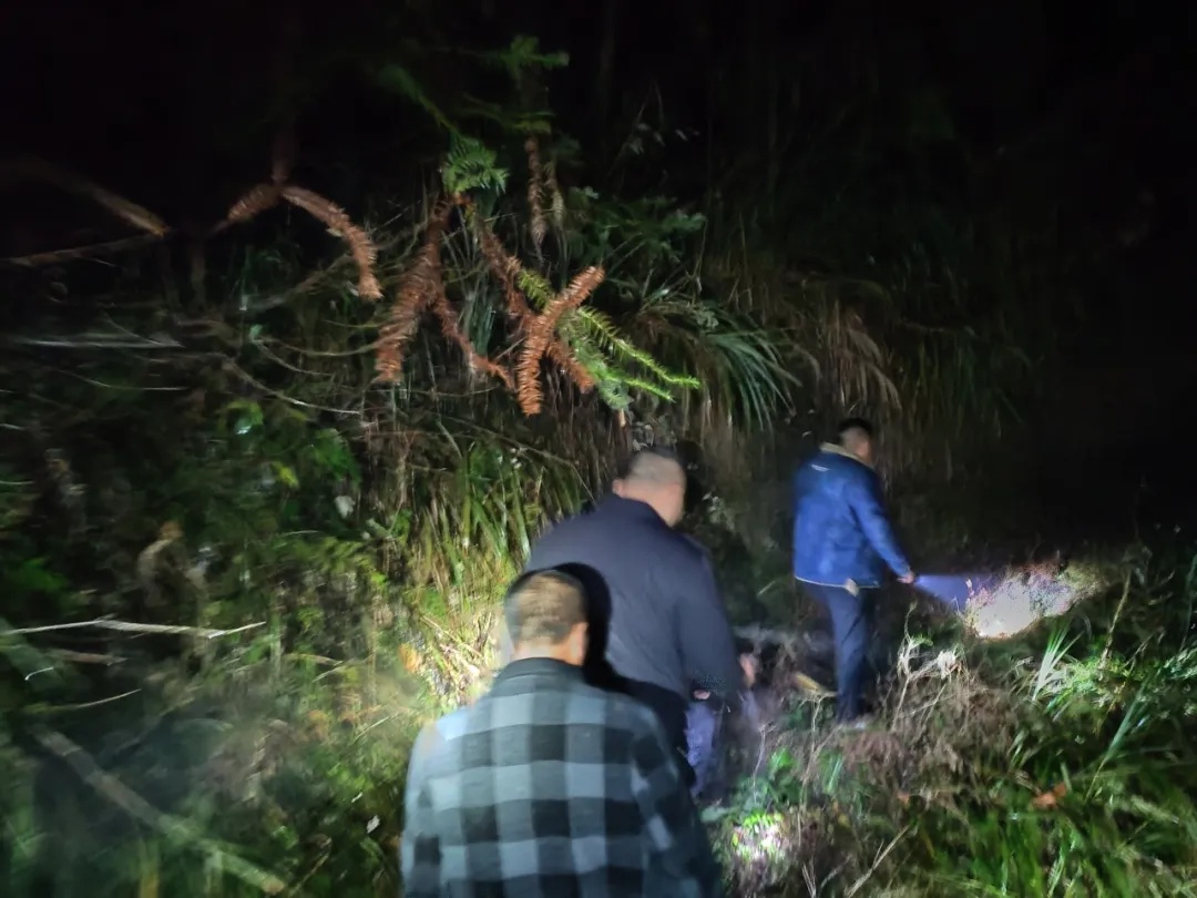 七旬老人雨中走失，民警争分夺秒搜寻！他们能否在寒夜中找到他？  第3张
