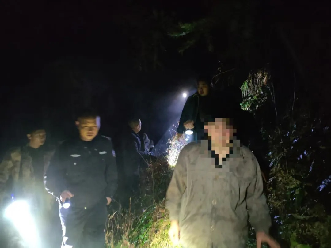 七旬老人雨中走失，民警争分夺秒搜寻！他们能否在寒夜中找到他？  第4张