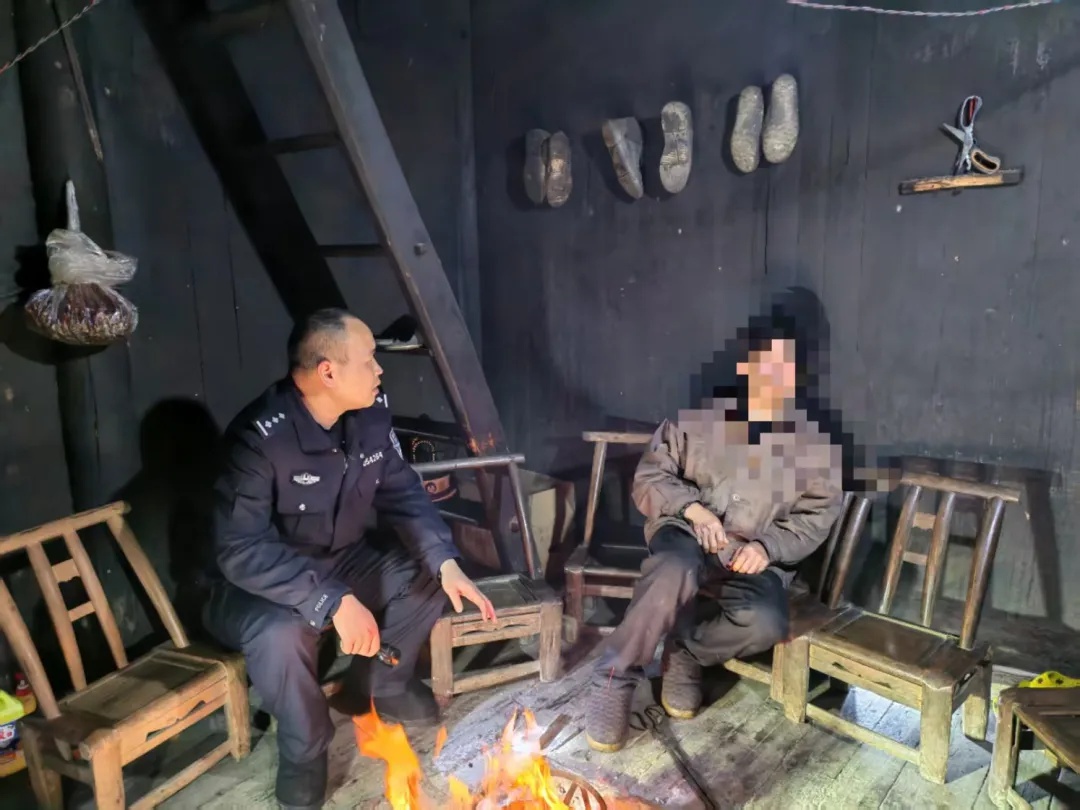 七旬老人雨中走失，民警争分夺秒搜寻！他们能否在寒夜中找到他？  第5张