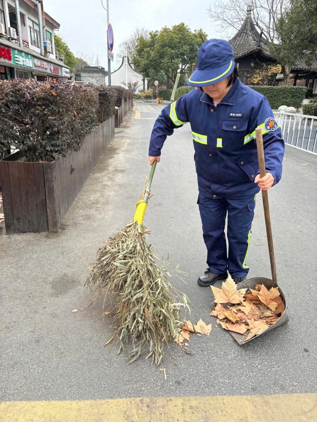 春节团圆夜，谁在默默守护城市的美丽？揭秘环卫工人的坚守故事