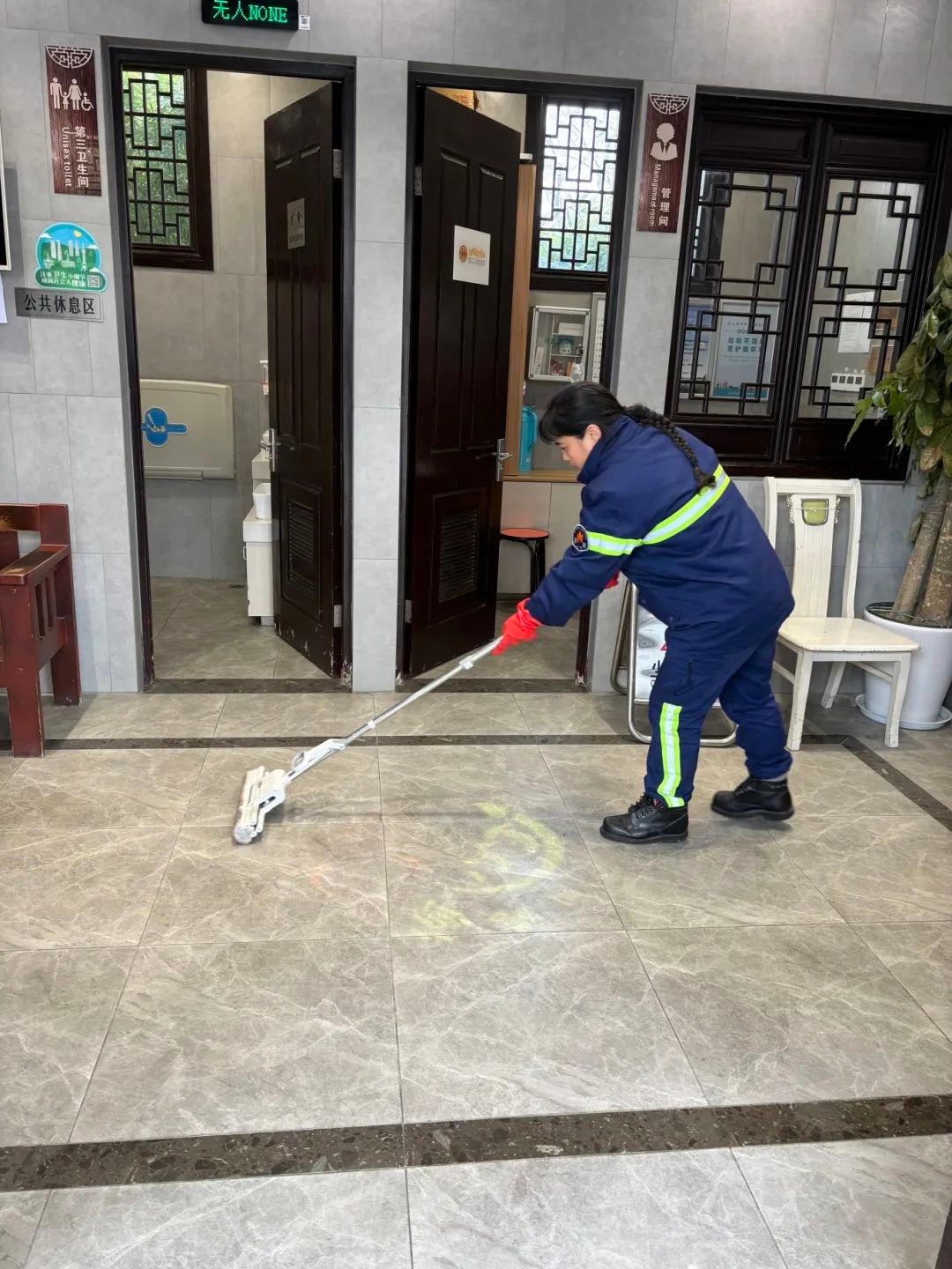 春节团圆夜，谁在默默守护城市的美丽？揭秘环卫工人的坚守故事  第2张
