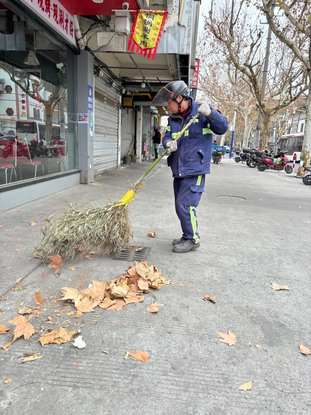 春节团圆夜，谁在默默守护城市的美丽？揭秘环卫工人的坚守故事  第3张