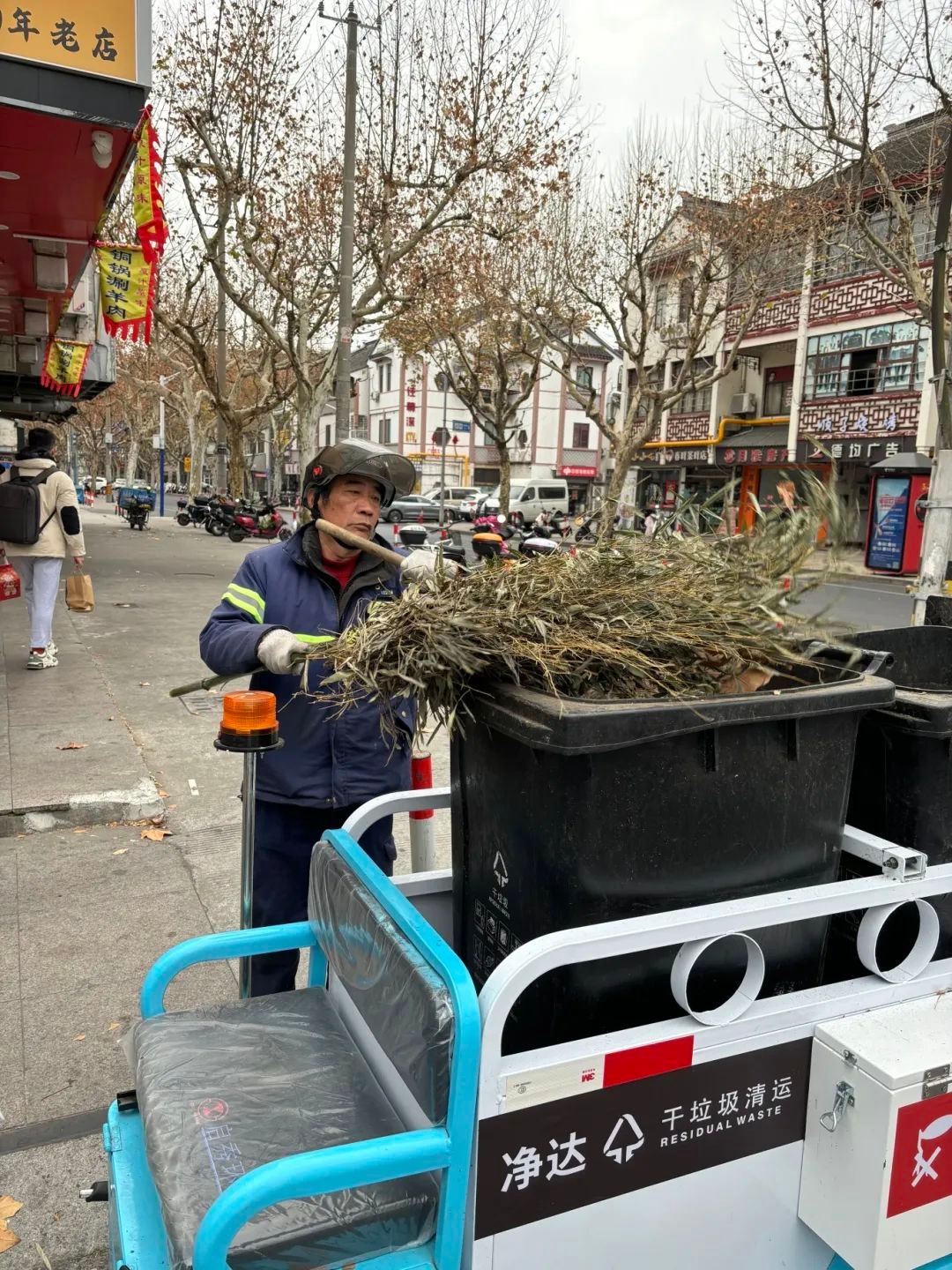 春节团圆夜，谁在默默守护城市的美丽？揭秘环卫工人的坚守故事  第4张
